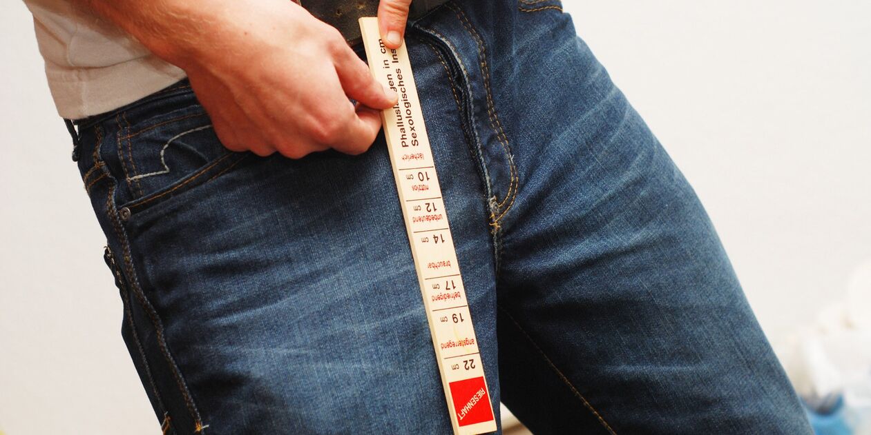 Un homme mesure son pénis après agrandissement avec du bicarbonate de soude