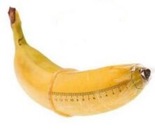 Une banane dans un préservatif imite une queue élargie